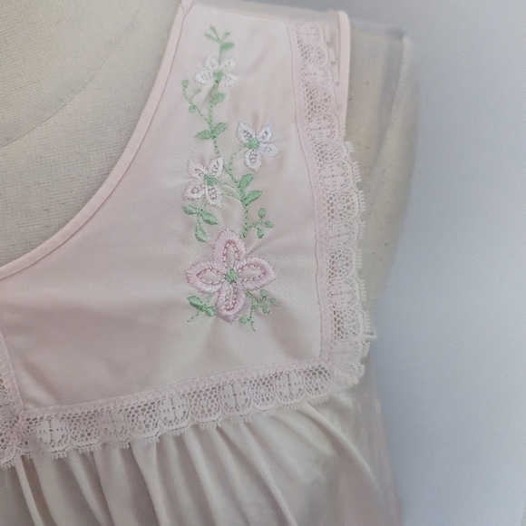 Women's Vintage Shadowline USA Made Small Embroidered Pink Slip Lingerie - Picture 7 of 8